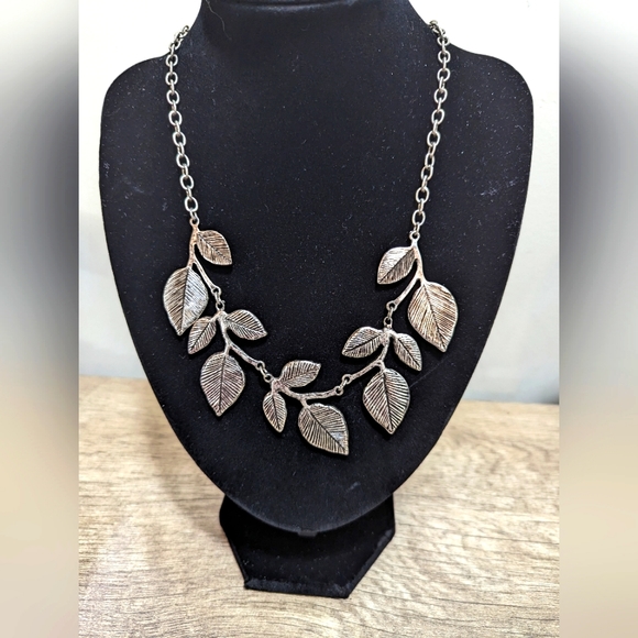 Jewelry - Silver Tone Leaf Necklace